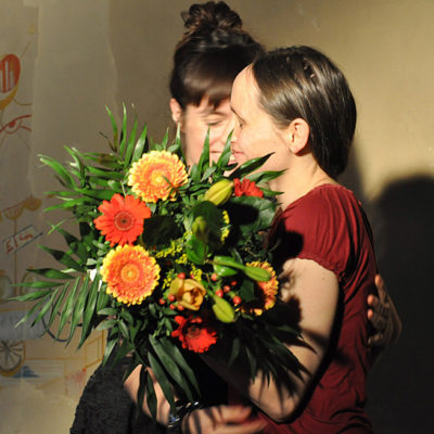 Karoline Körbel bedankt sich im Namen des Vereins beim musikalischen Gast|Foto: (Buonarroti-Archiv/FG)