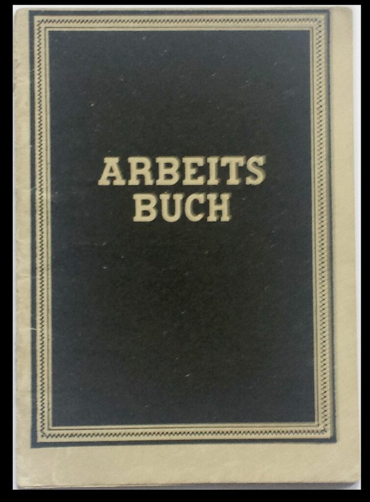 Foto eines Arbeitsbuches aus den frühen Jahren der DDR